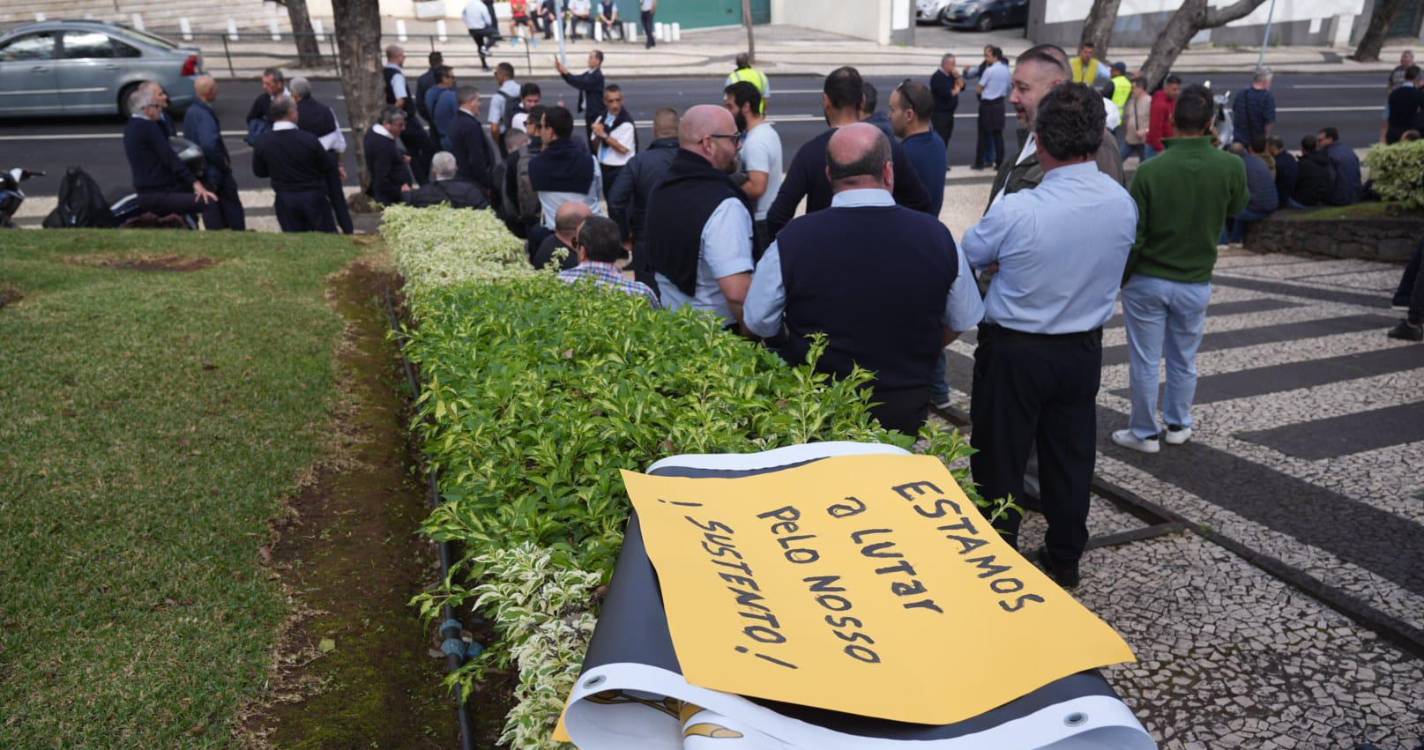 “Maior paralisação de sempre” não cede e vai às 14h30 tentar falar com Pedro Fino (com fotos)