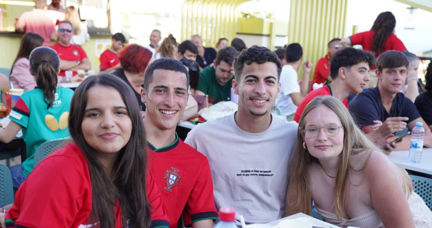 ’Fan zone’ bem composta e esperançosa (com fotos)