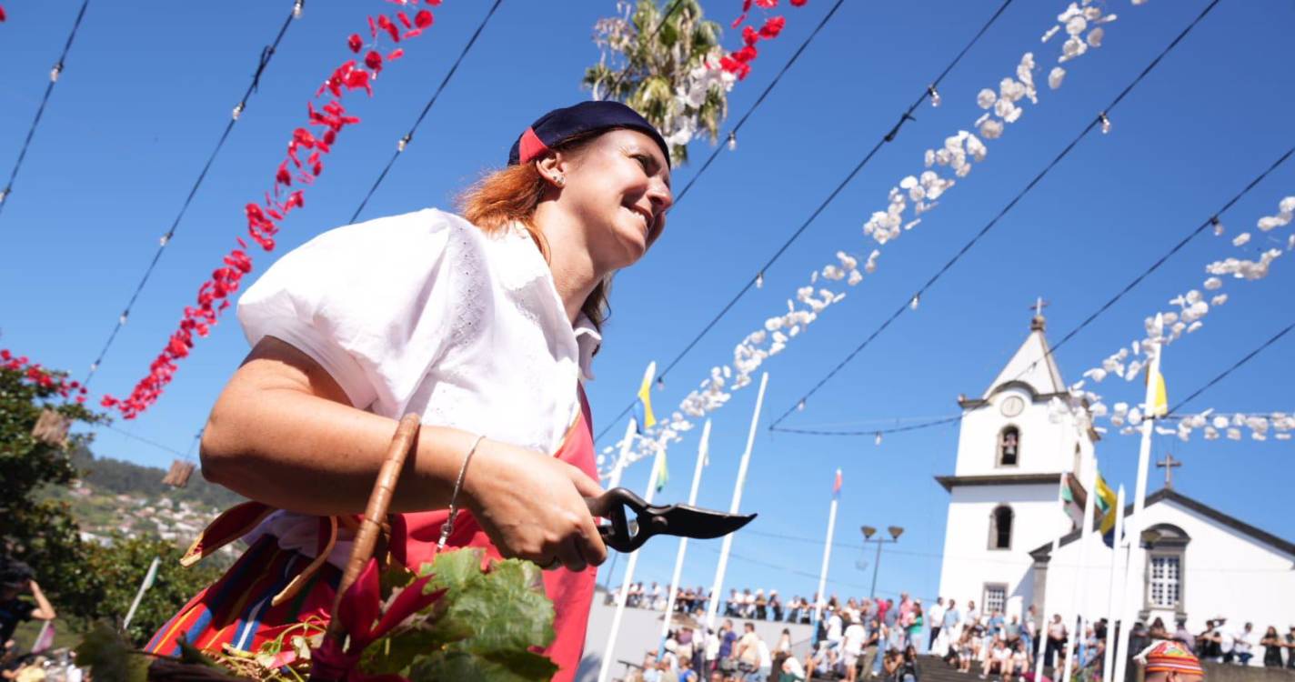 Albuquerque assiste ao cortejo da Festa das Vindimas no Estreito e até ‘bailha’ (com vídeo e fotos)