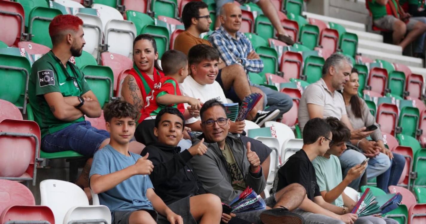 Veja quem está nos Barreiros para assistir ao Marítimo-Santa Clara (com fotos)