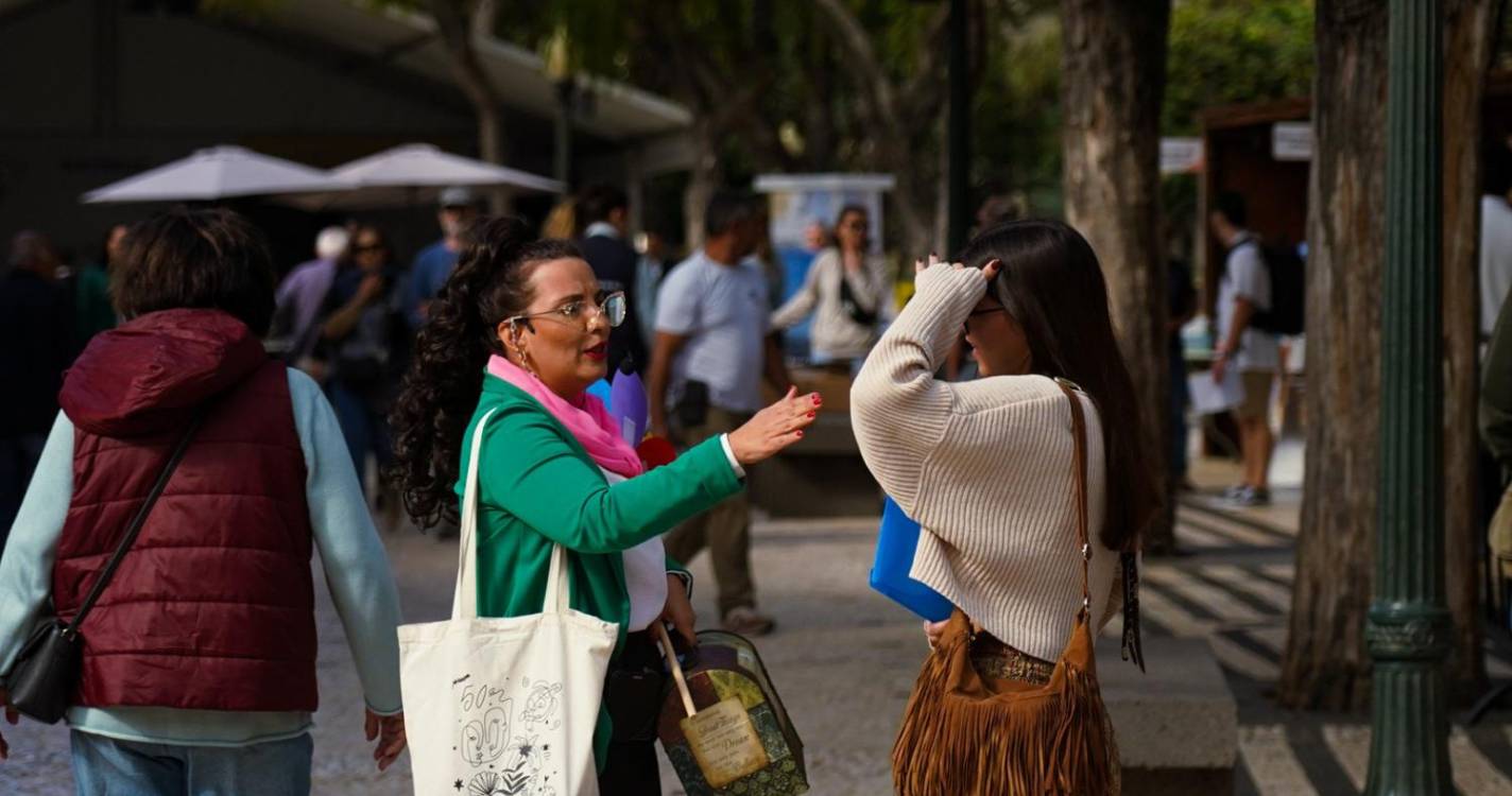 Guia Maria encanta na Feira do Livro do Funchal