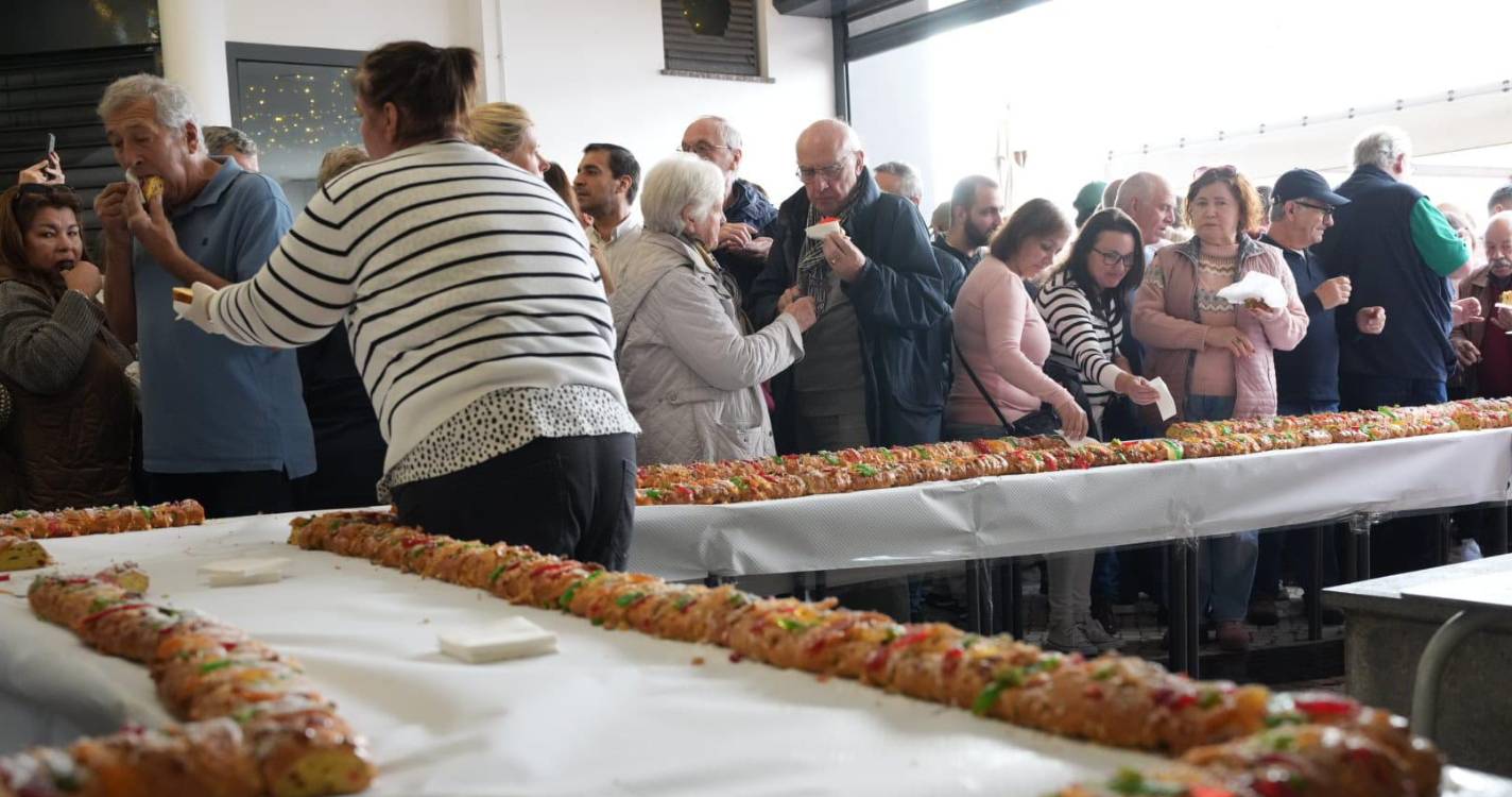 Mega Bolo-Rei com 180 metros partilhado no Mercado Municipal de Câmara de Lobos (com fotos)