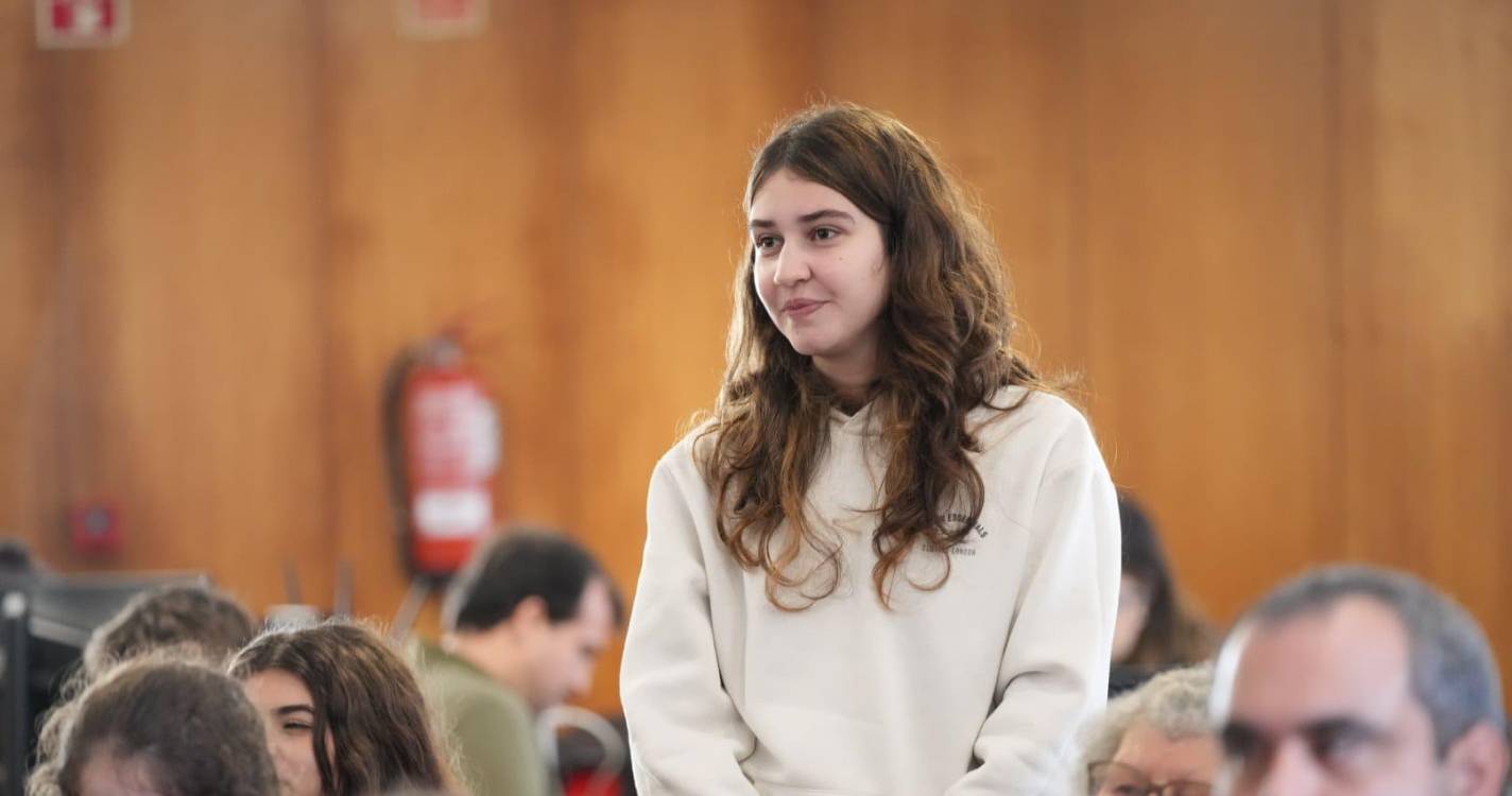 Parlamento na Comunidade: “Regionalização do País poderia ser reforço da Autonomia?”, questiona aluna