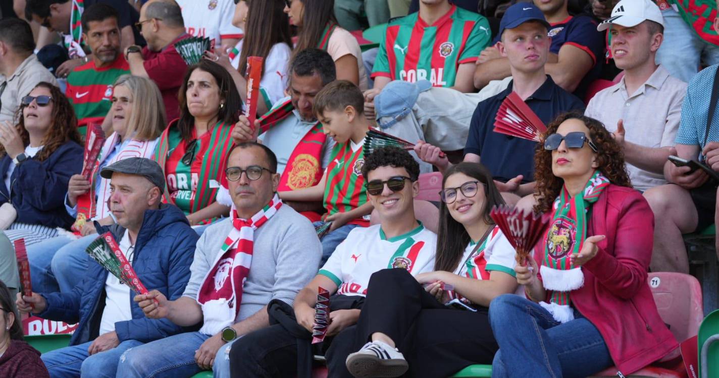 Adeptos em peso nos Barreiros para apoiar Marítimo (com fotos)