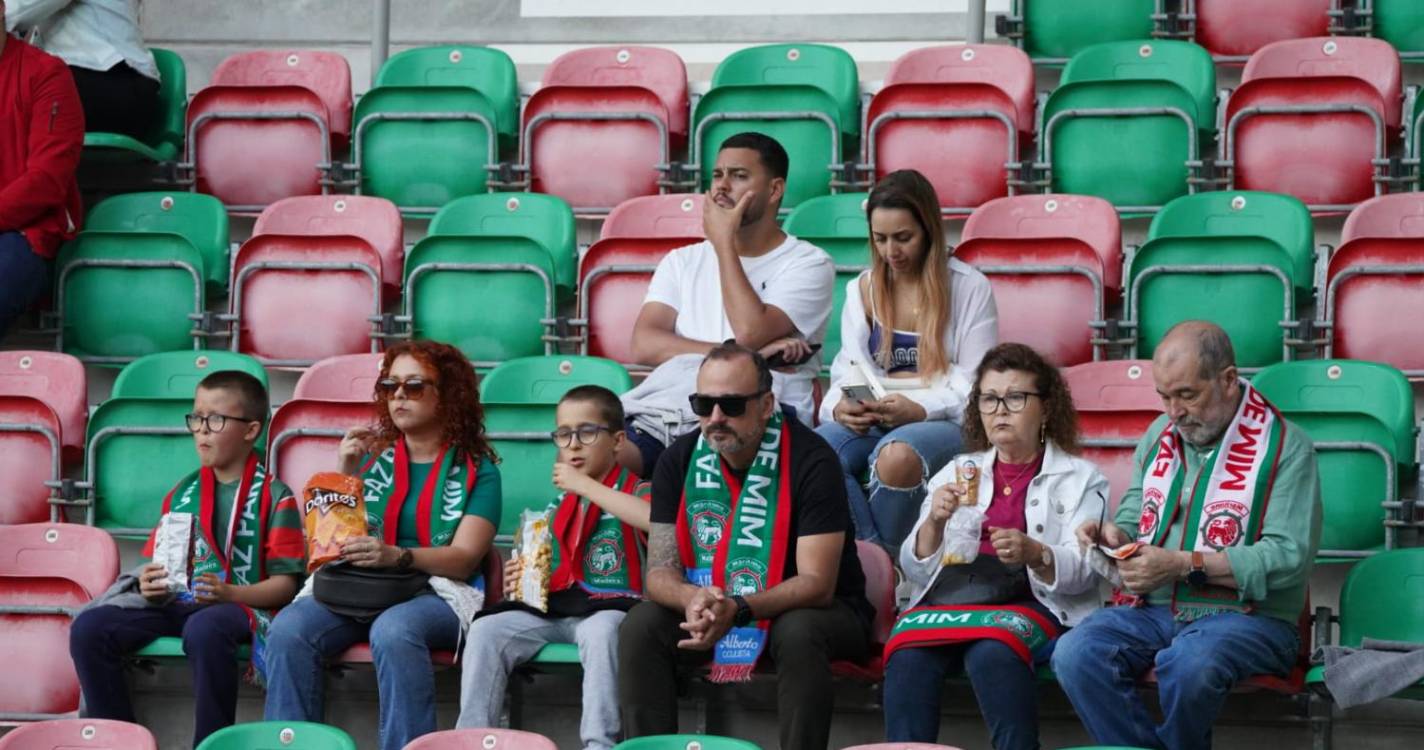 Veja quem está nos Barreiros para assistir ao Marítimo-Santa Clara (com fotos)