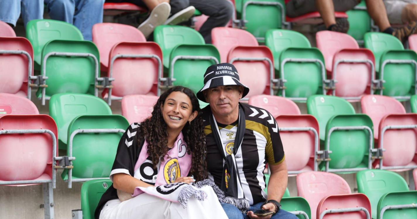 Bancadas dos Barreiros ‘pintadas’ com as cores do dérbi da Madeira (com fotos)