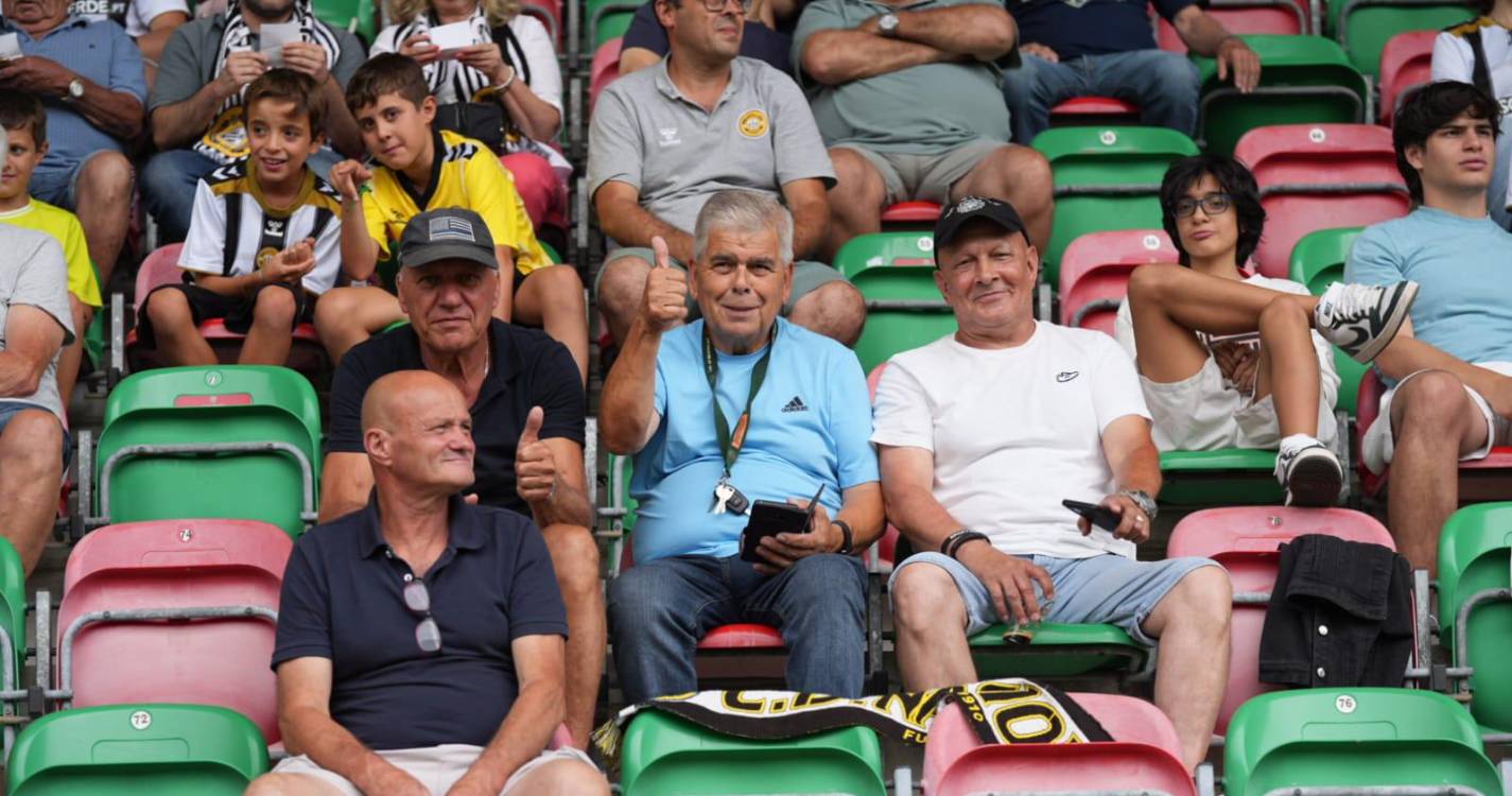 Bancadas dos Barreiros ‘pintadas’ com as cores do dérbi da Madeira (com fotos)