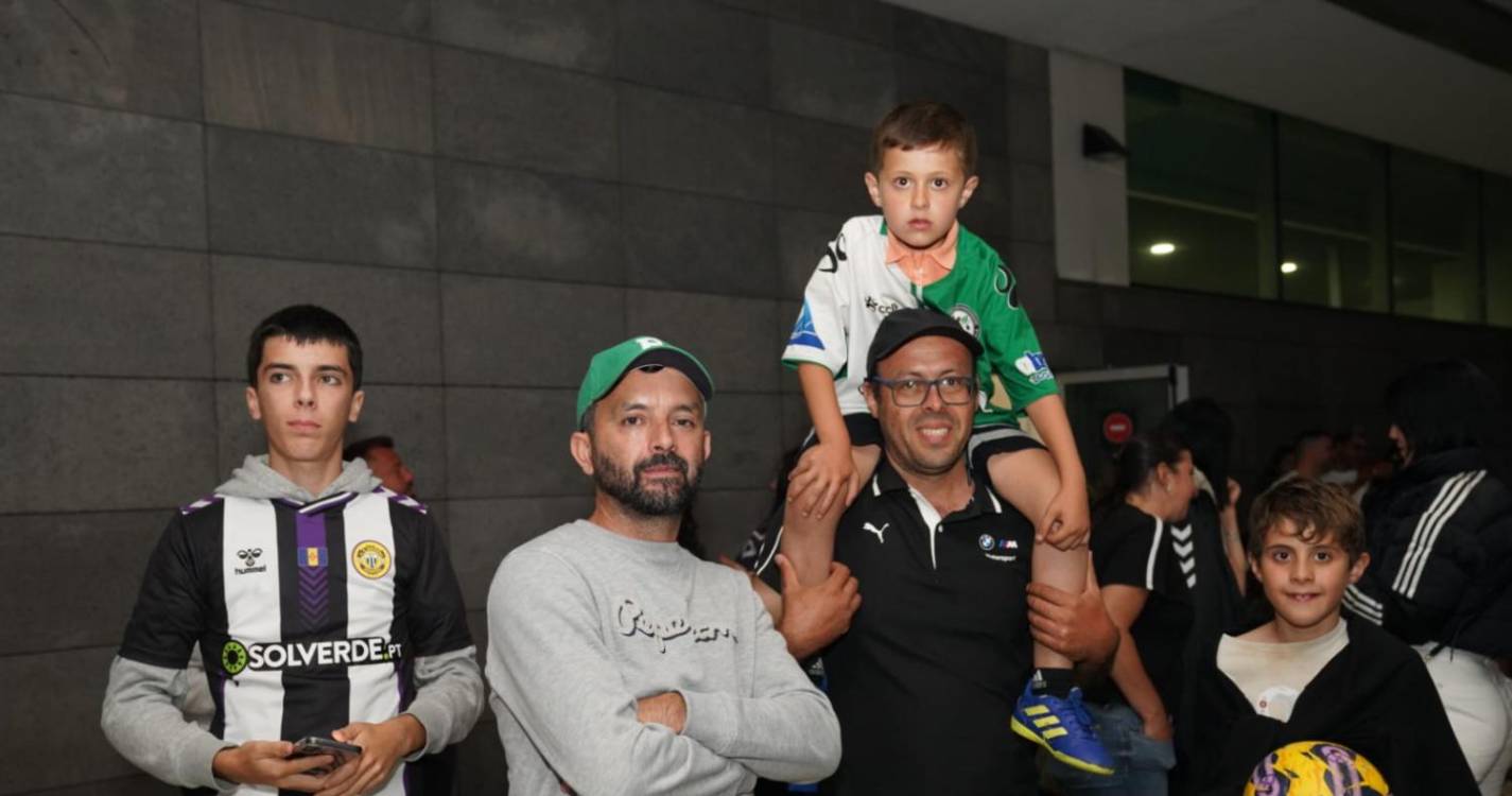 Enquanto avião não aterra adeptos fazem a festa