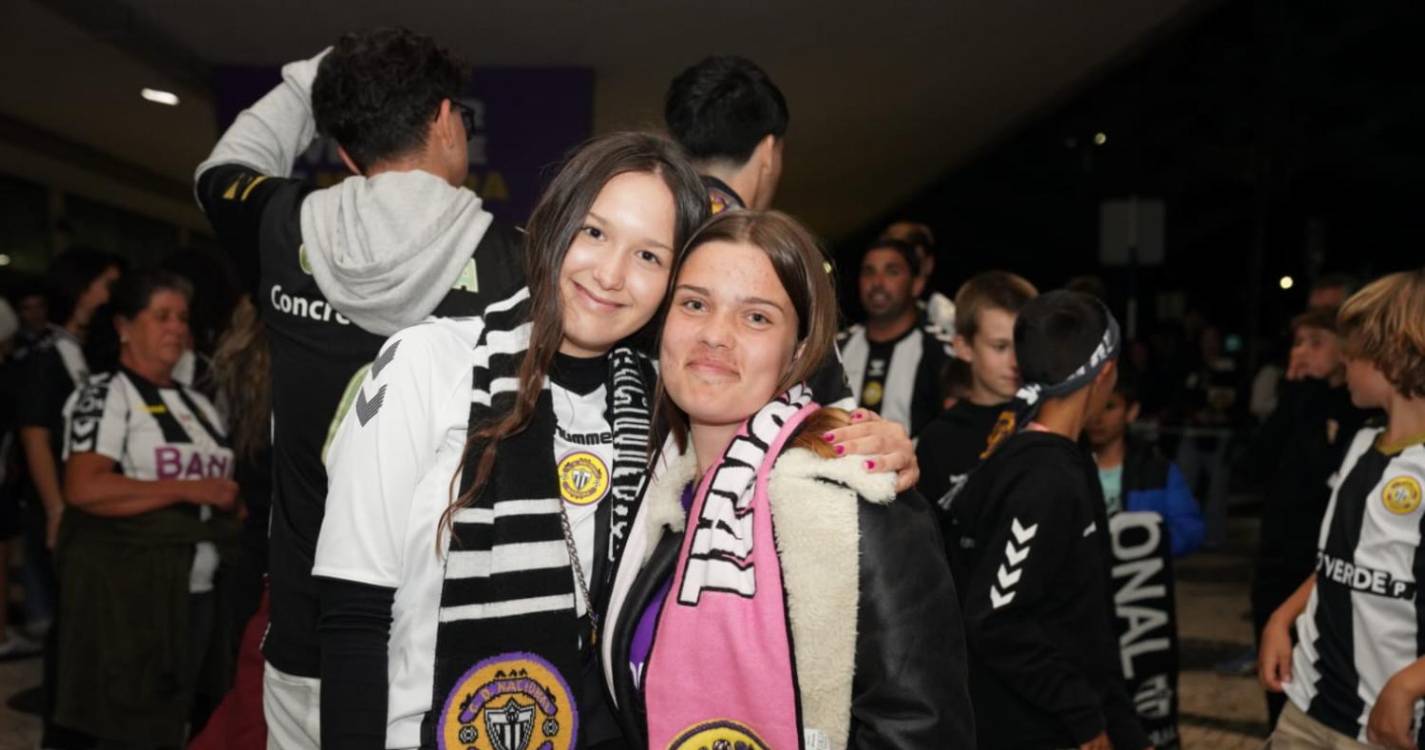 Enquanto avião não aterra adeptos fazem a festa