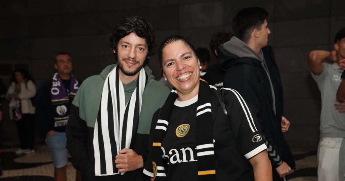 Enquanto avião não aterra adeptos fazem a festa