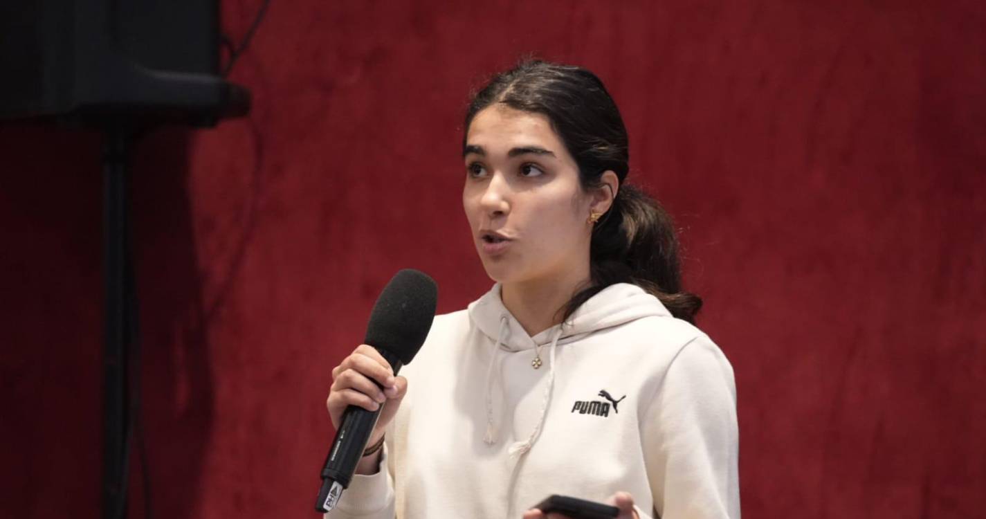 Parlamento na Comunidade: Jovem queixa-se de falta de condições nas escolas e desporto, pedindo igualdade em relação aos outros concelhos