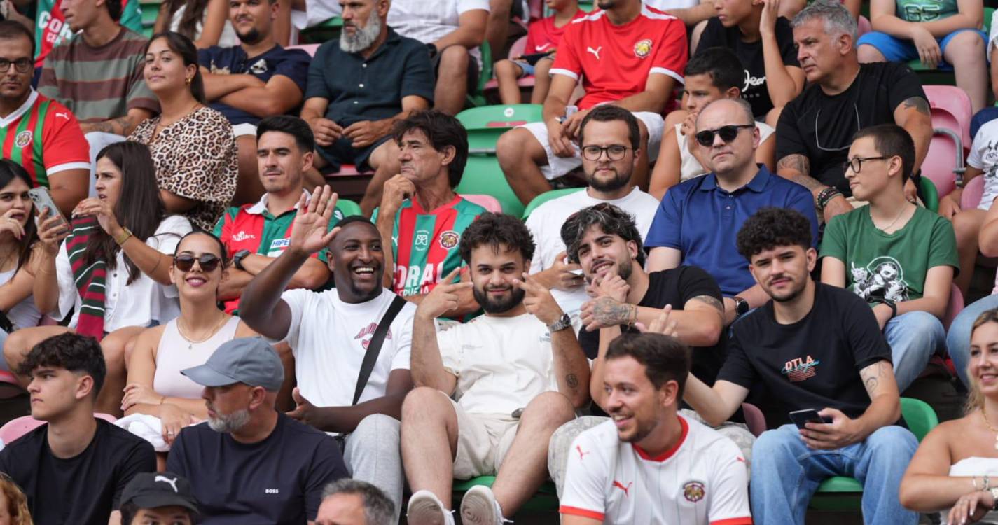 Bancadas dos Barreiros ‘pintadas’ com as cores do dérbi da Madeira (com fotos)