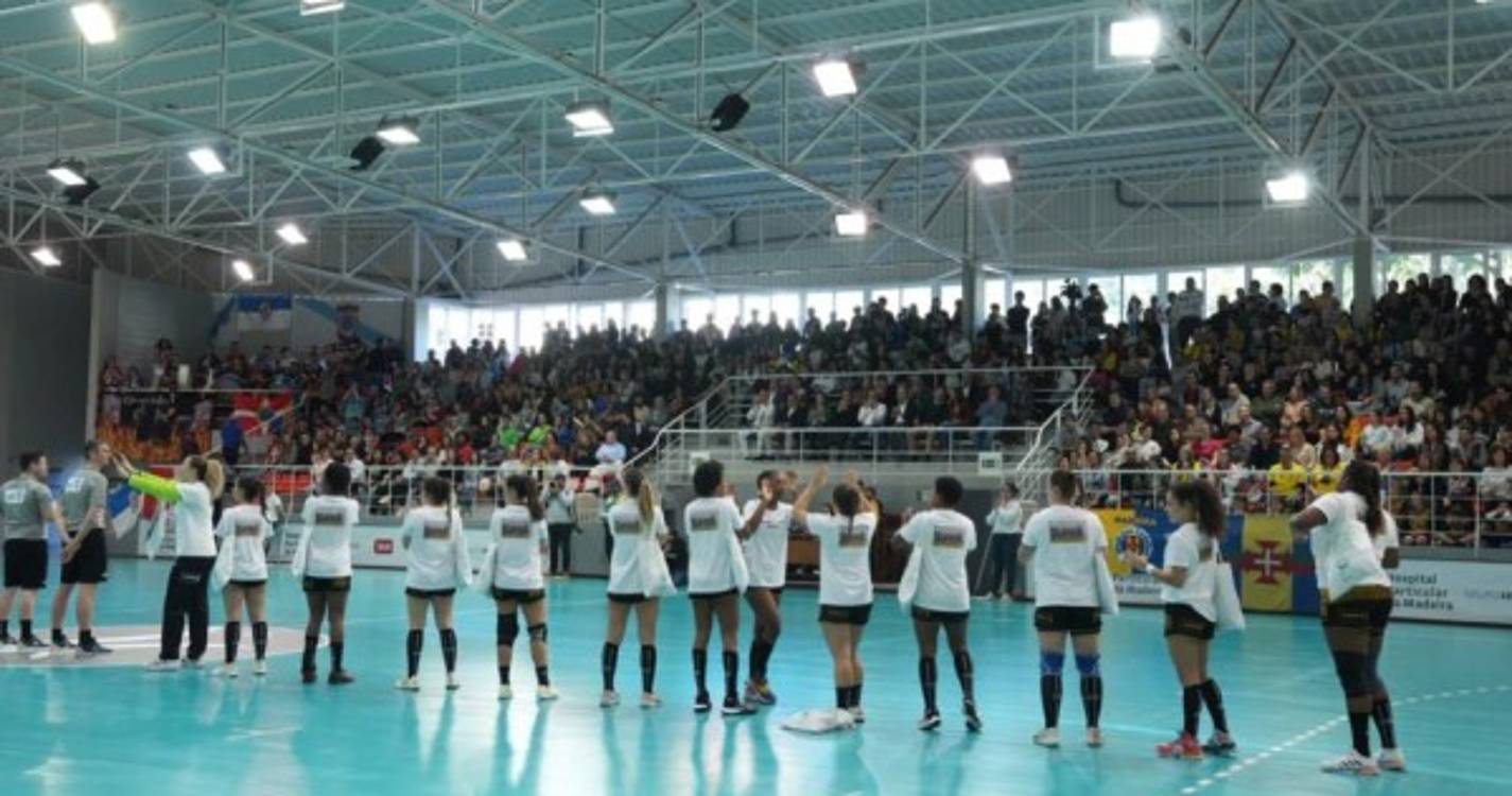 Casa cheia para assistir à partida entre o Madeira SAD e o Atlético Guardés (com fotos)