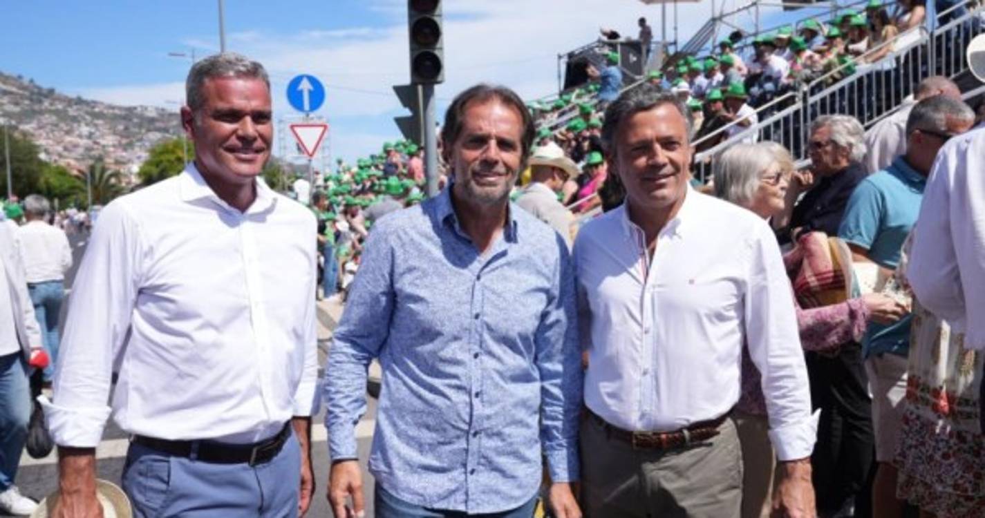 Festa da Flor: Veja quem está nas bancadas para assistir ao cortejo (com fotos)