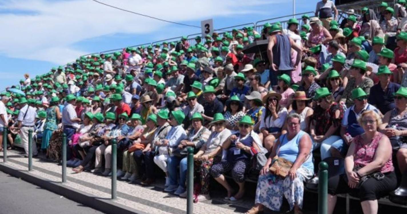 Festa da Flor: Veja quem está nas bancadas para assistir ao cortejo (com fotos)