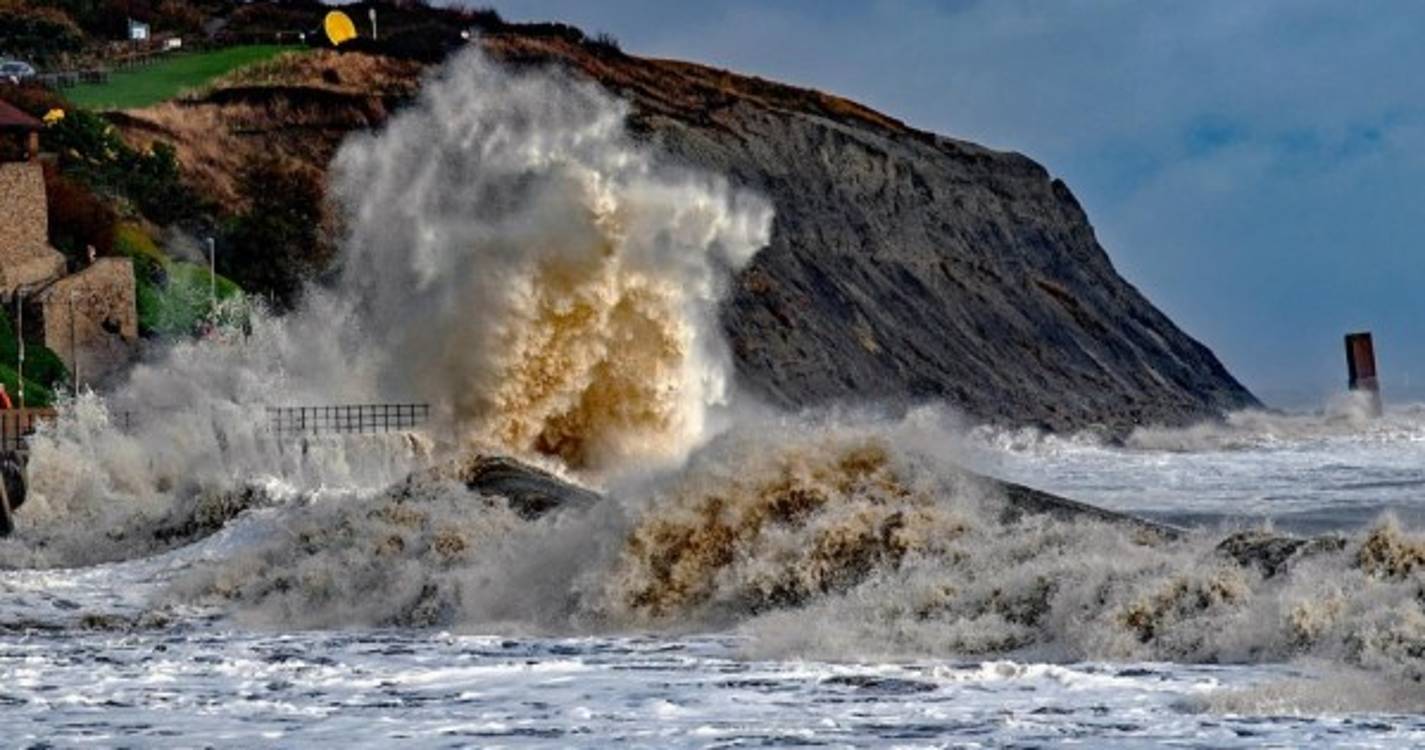 Tempestade Ciarán deverá ter originado os ventos mais fortes registados em décadas (com fotos)
