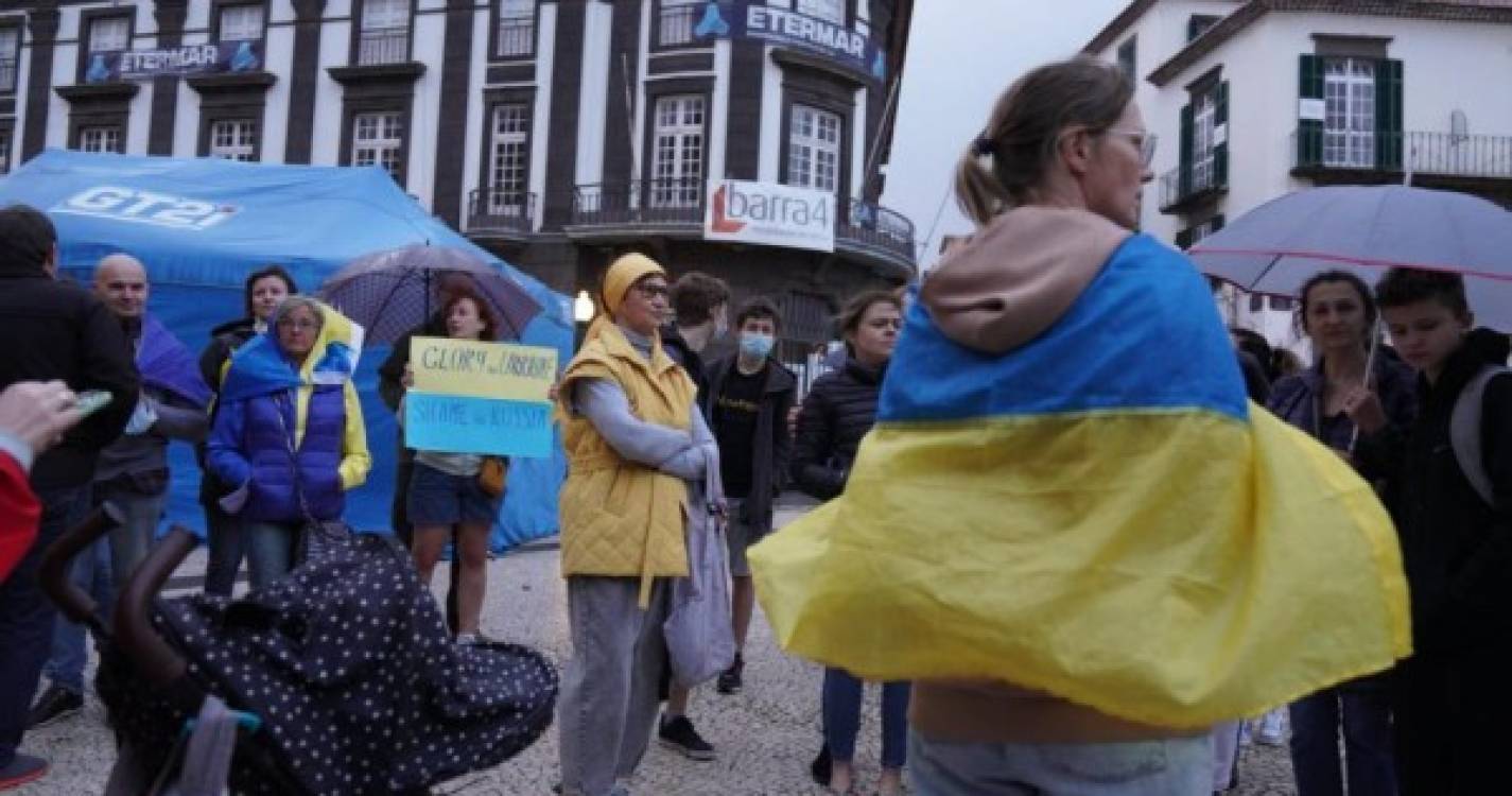 Ucrânia: Dezenas de pessoas em vígilia pela paz junto à Sé do Funchal [com fotos]