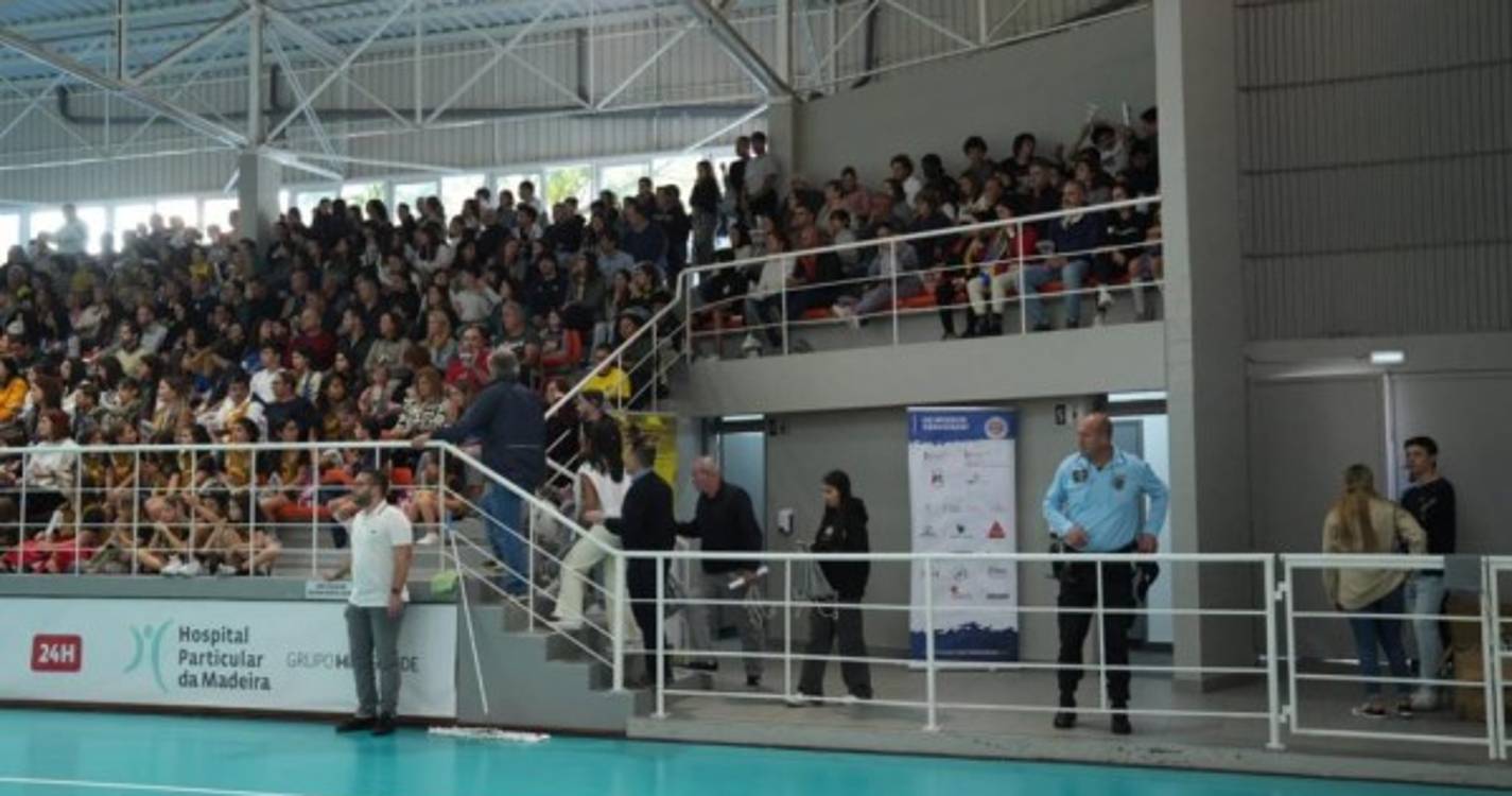 Casa cheia para assistir à partida entre o Madeira SAD e o Atlético Guardés (com fotos)