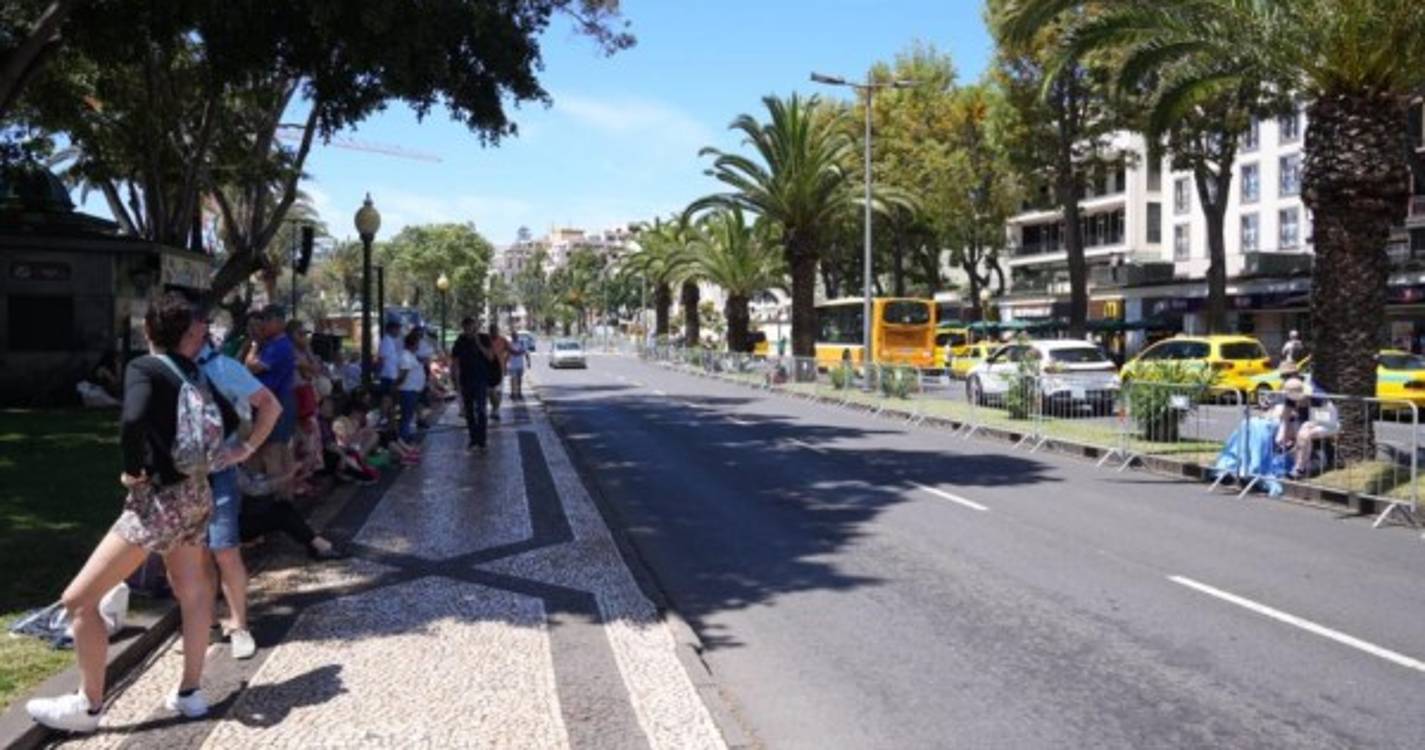 Populares começam a guardar lugar para assistir ao cortejo da Festa da Flor