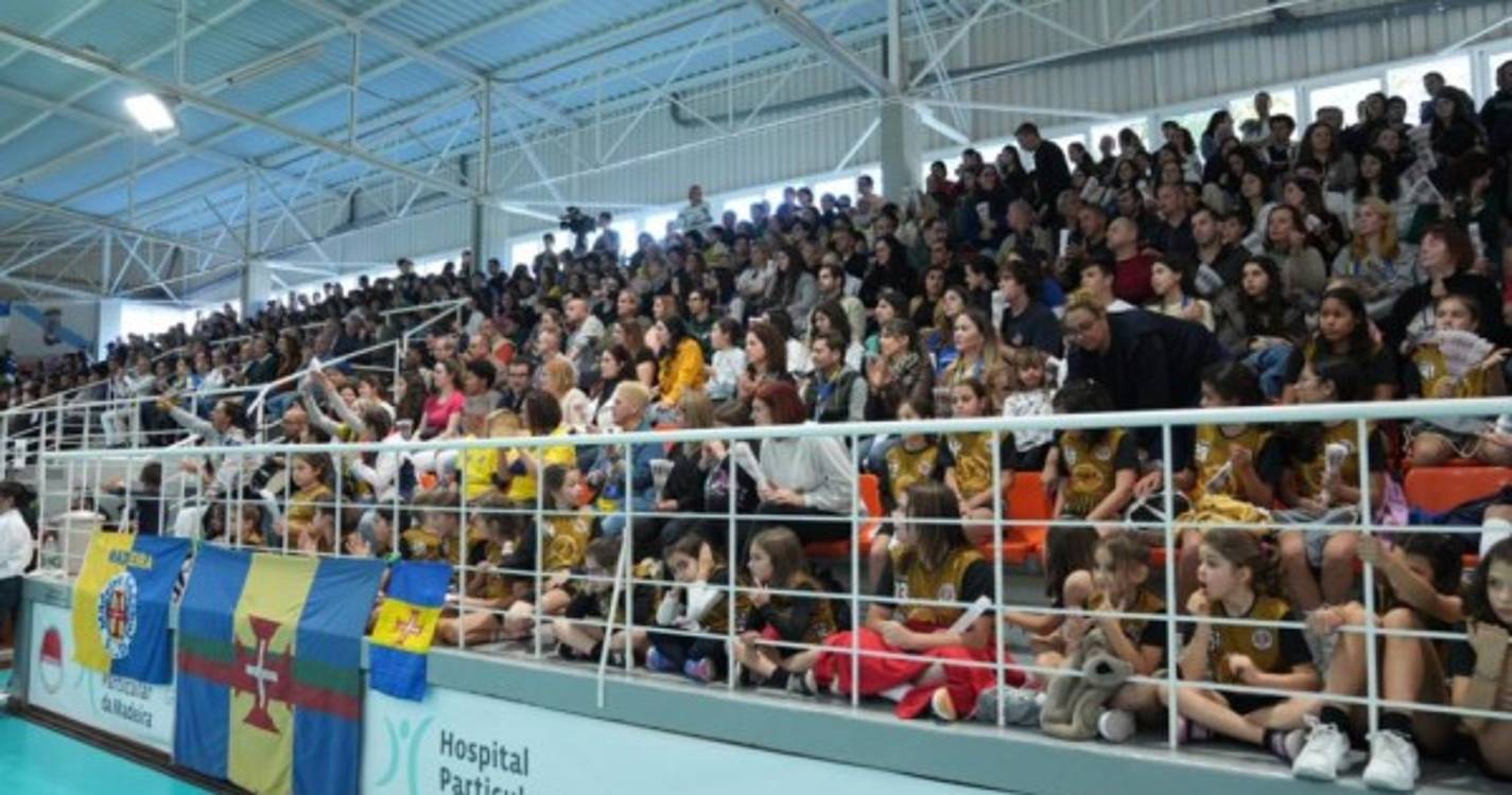 Casa cheia para assistir à partida entre o Madeira SAD e o Atlético Guardés (com fotos)