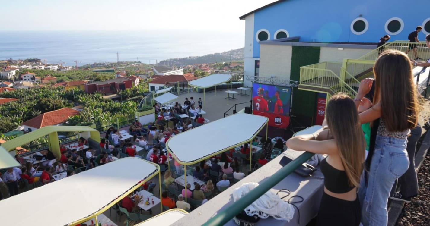 ’Fan zone’ bem composta e esperançosa (com fotos)