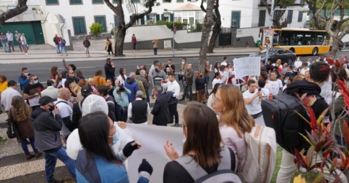 Manifestação contra as novas medidas reúne dezenas à porta da Quinta Vigia (com vídeo e fotos)