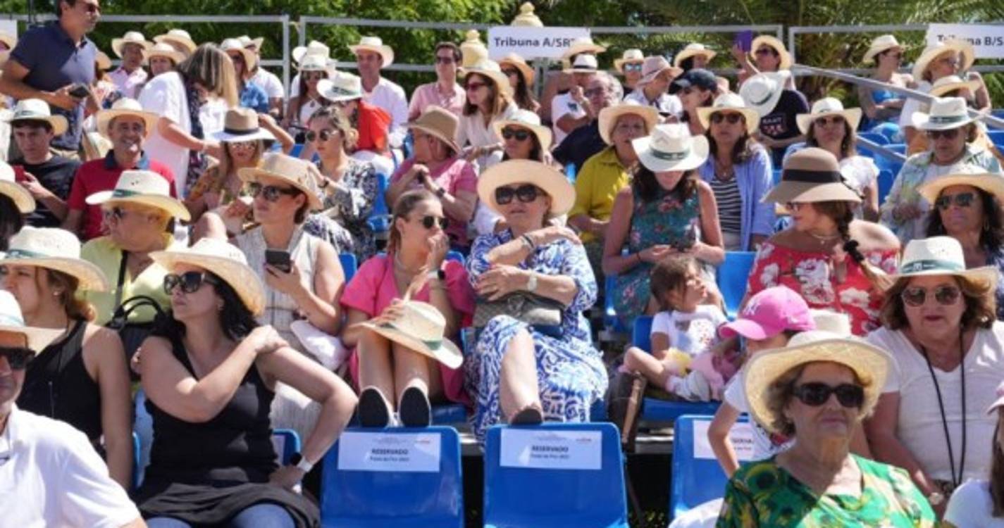 Festa da Flor: Veja quem está nas bancadas para assistir ao cortejo (com fotos)
