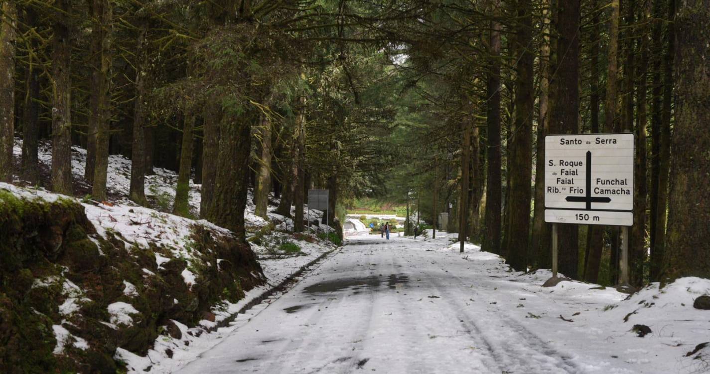 Estradas encerradas deixam curiosos a ver neve no Poiso (com fotos)