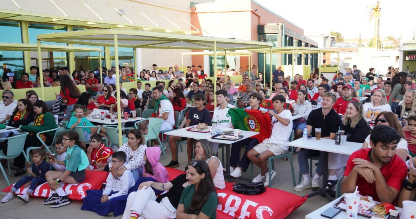 ’Fan zone’ bem composta e esperançosa (com fotos)