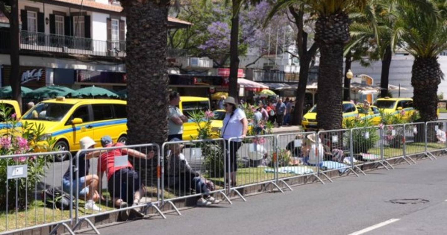 Populares começam a guardar lugar para assistir ao cortejo da Festa da Flor