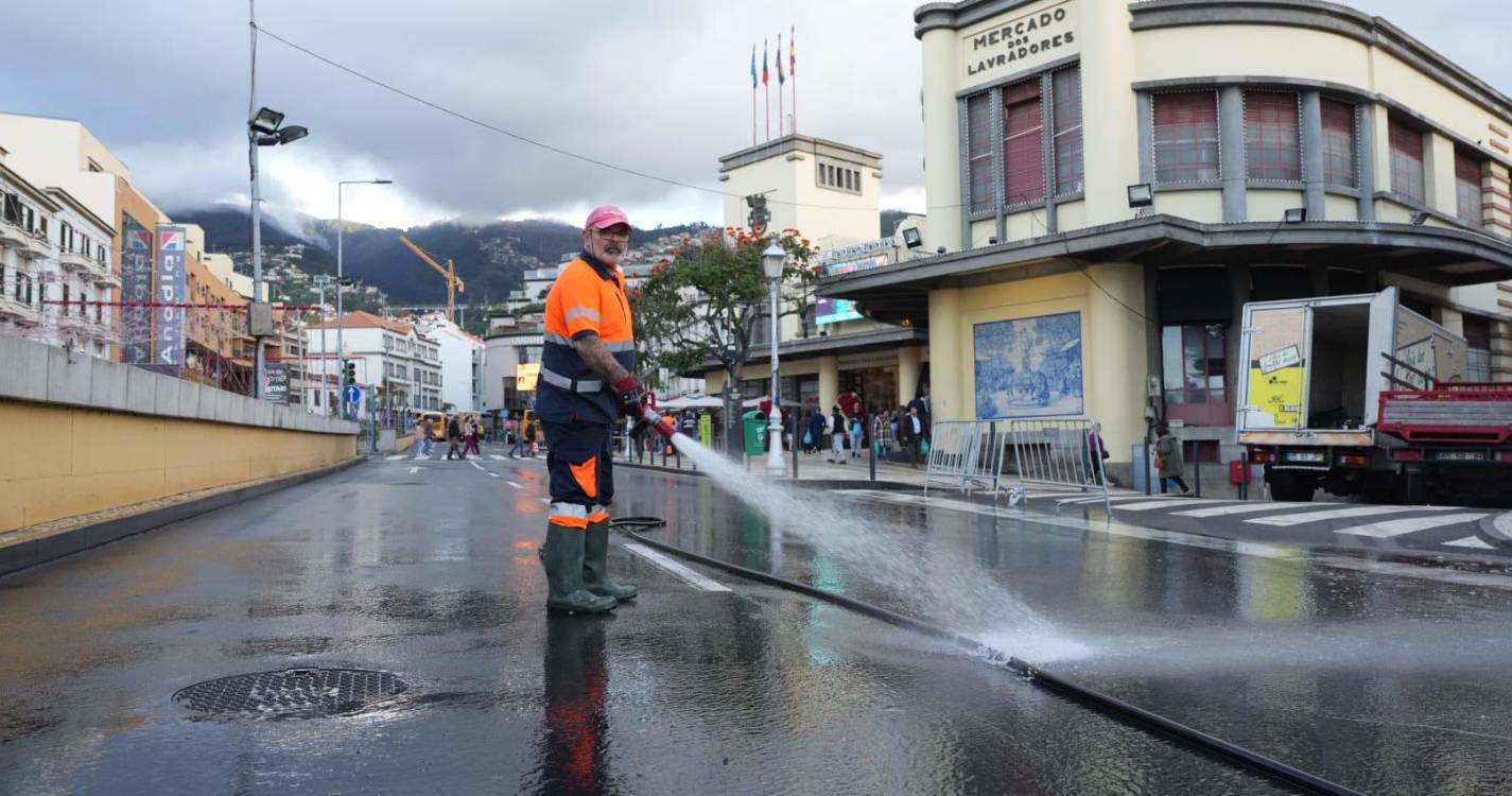 Limpezas a decorrer no Funchal depois da Noite do Mercado (com fotos)