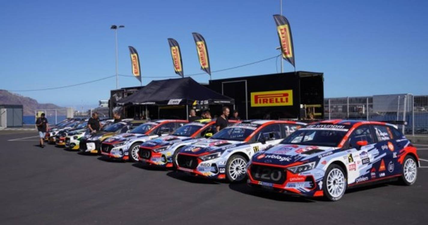 Amantes do rali acompanham Verificações Técnicas