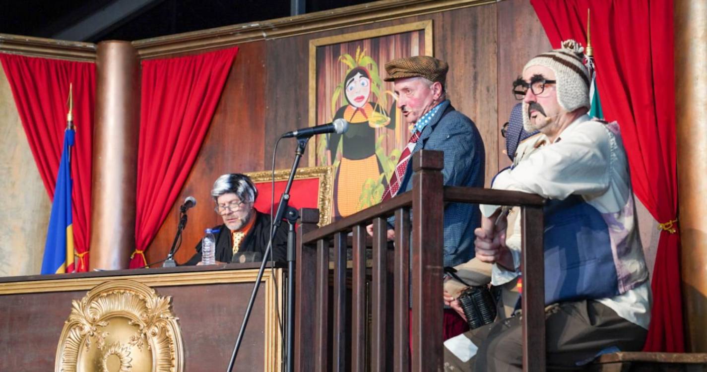 Julgamento pautado pelo improviso arranca gargalhadas a multidão