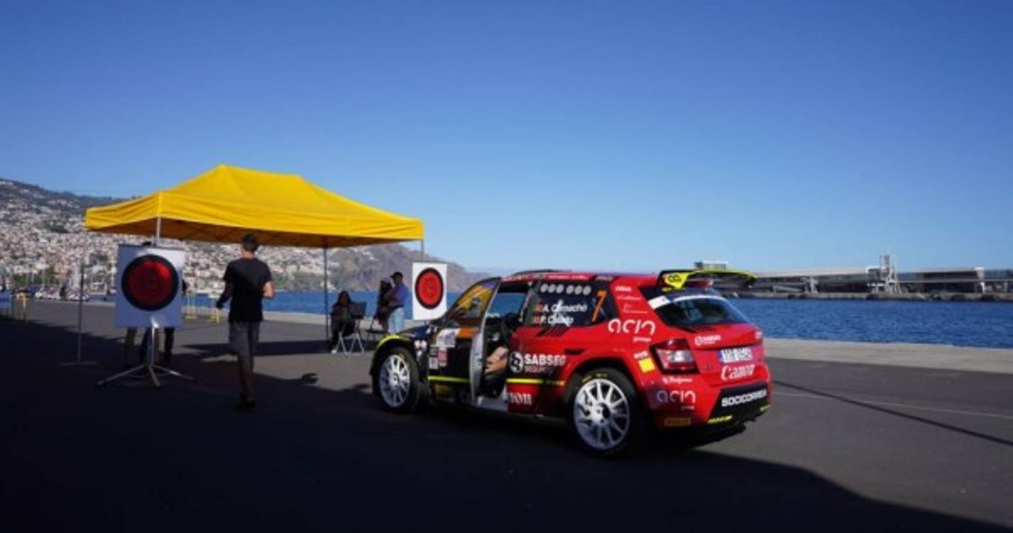 Amantes do rali acompanham Verificações Técnicas