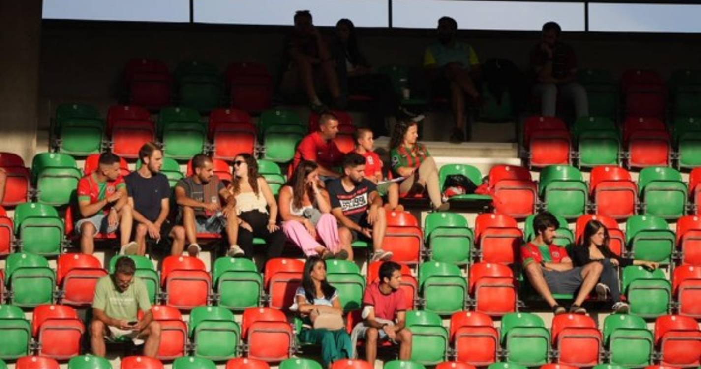 Massa humana já 'embeleza' Estádio do Marítimo