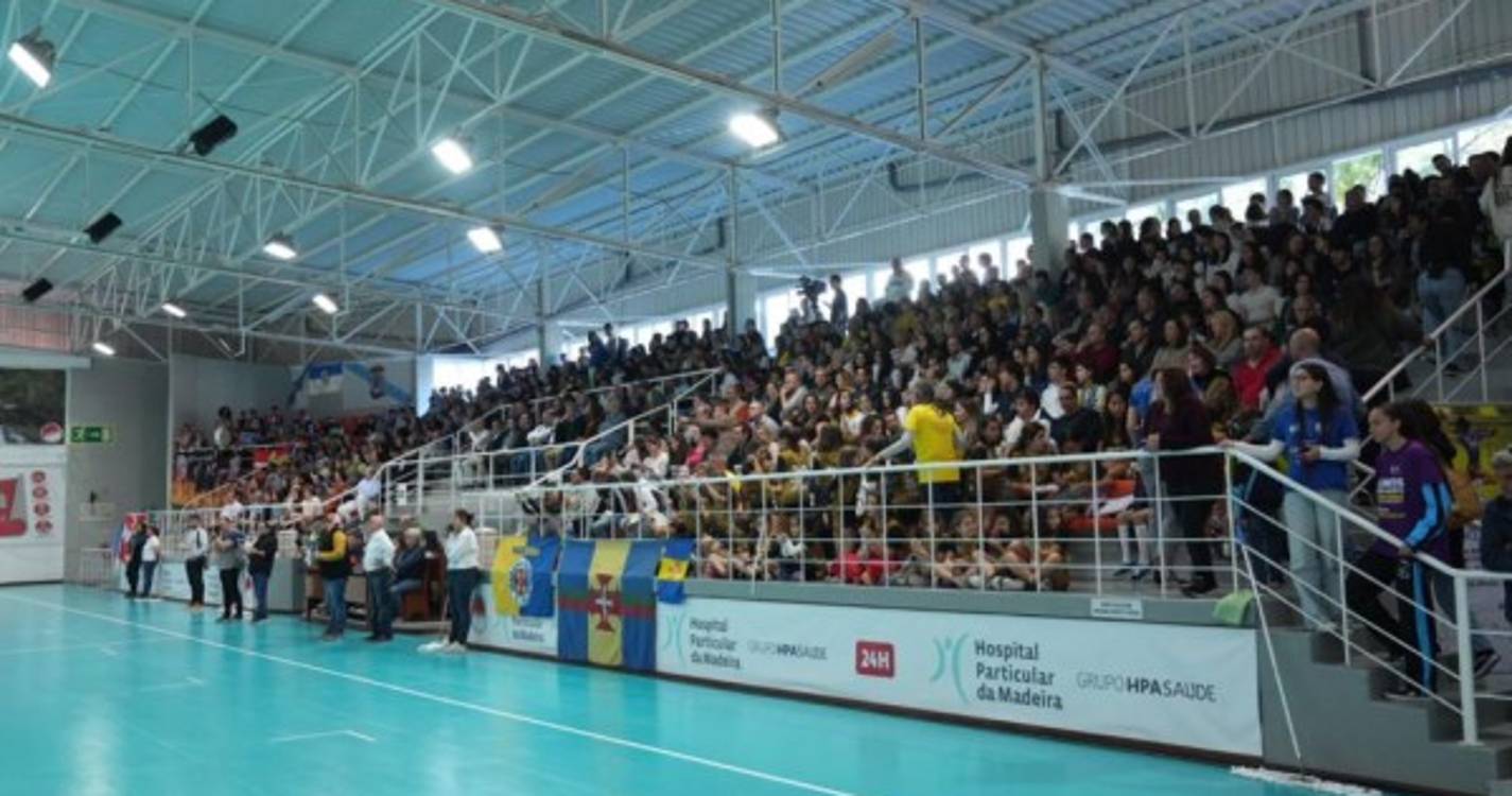 Casa cheia para assistir à partida entre o Madeira SAD e o Atlético Guardés (com fotos)