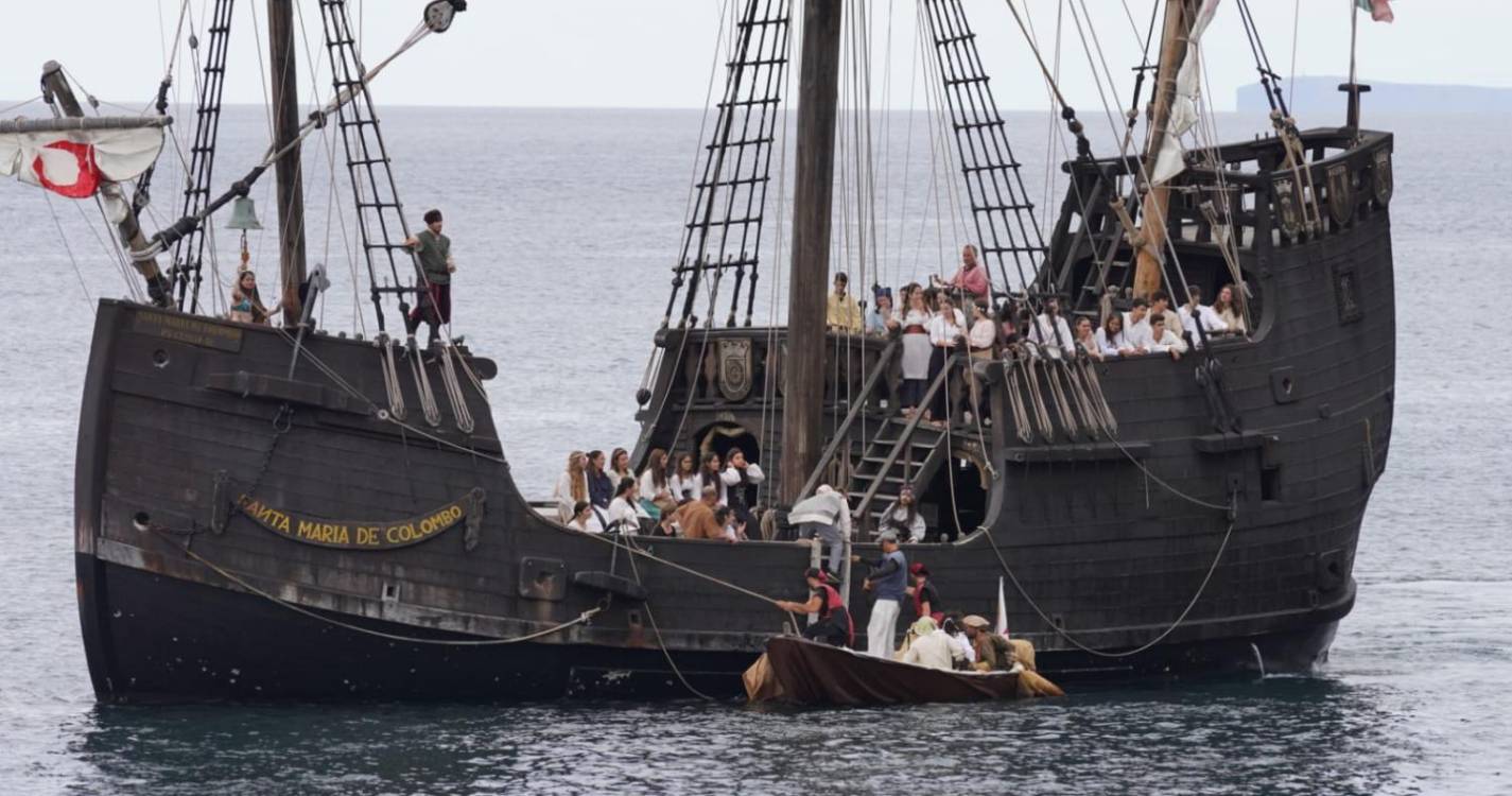 Multidão assiste ao desembarque no segundo dia de Mercado Quinhentista