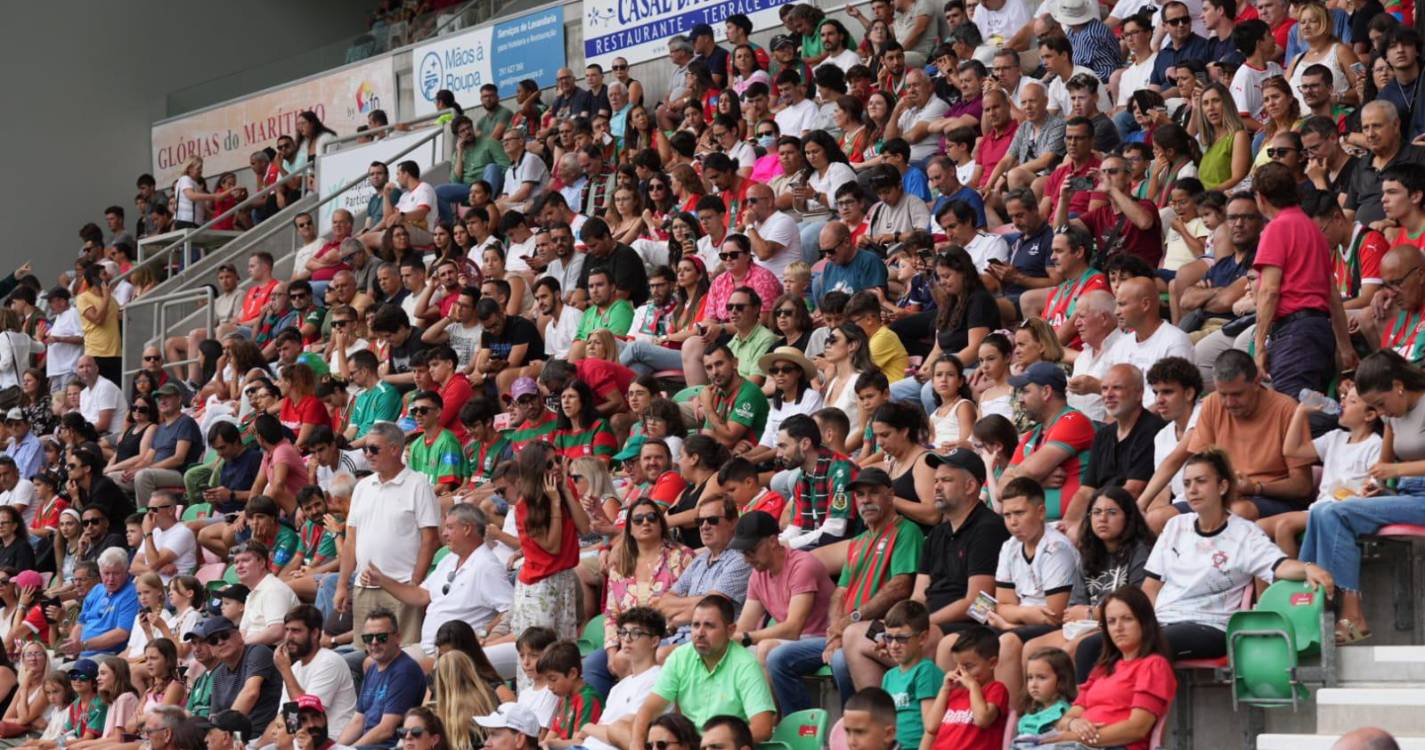 Bancadas dos Barreiros ‘pintadas’ com as cores do dérbi da Madeira (com fotos)