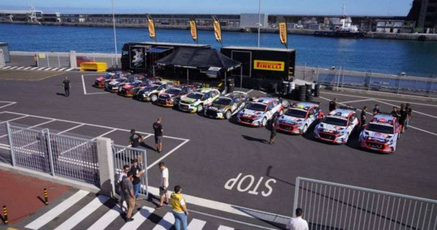 Amantes do rali acompanham Verificações Técnicas