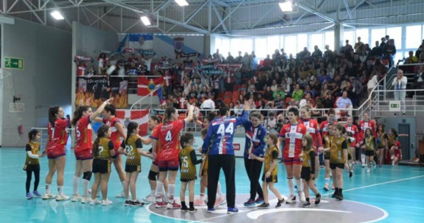 Casa cheia para assistir à partida entre o Madeira SAD e o Atlético Guardés (com fotos)