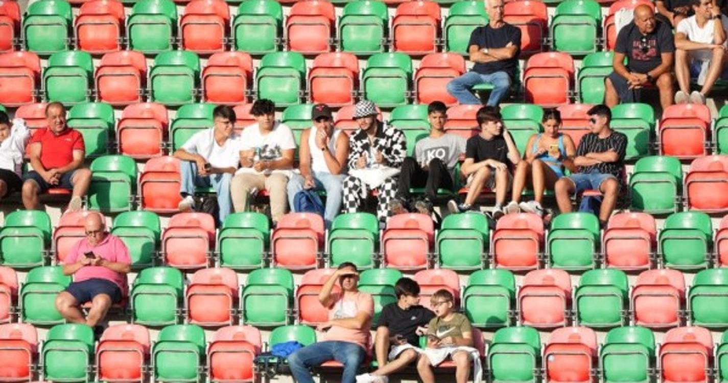 Massa humana já 'embeleza' Estádio do Marítimo