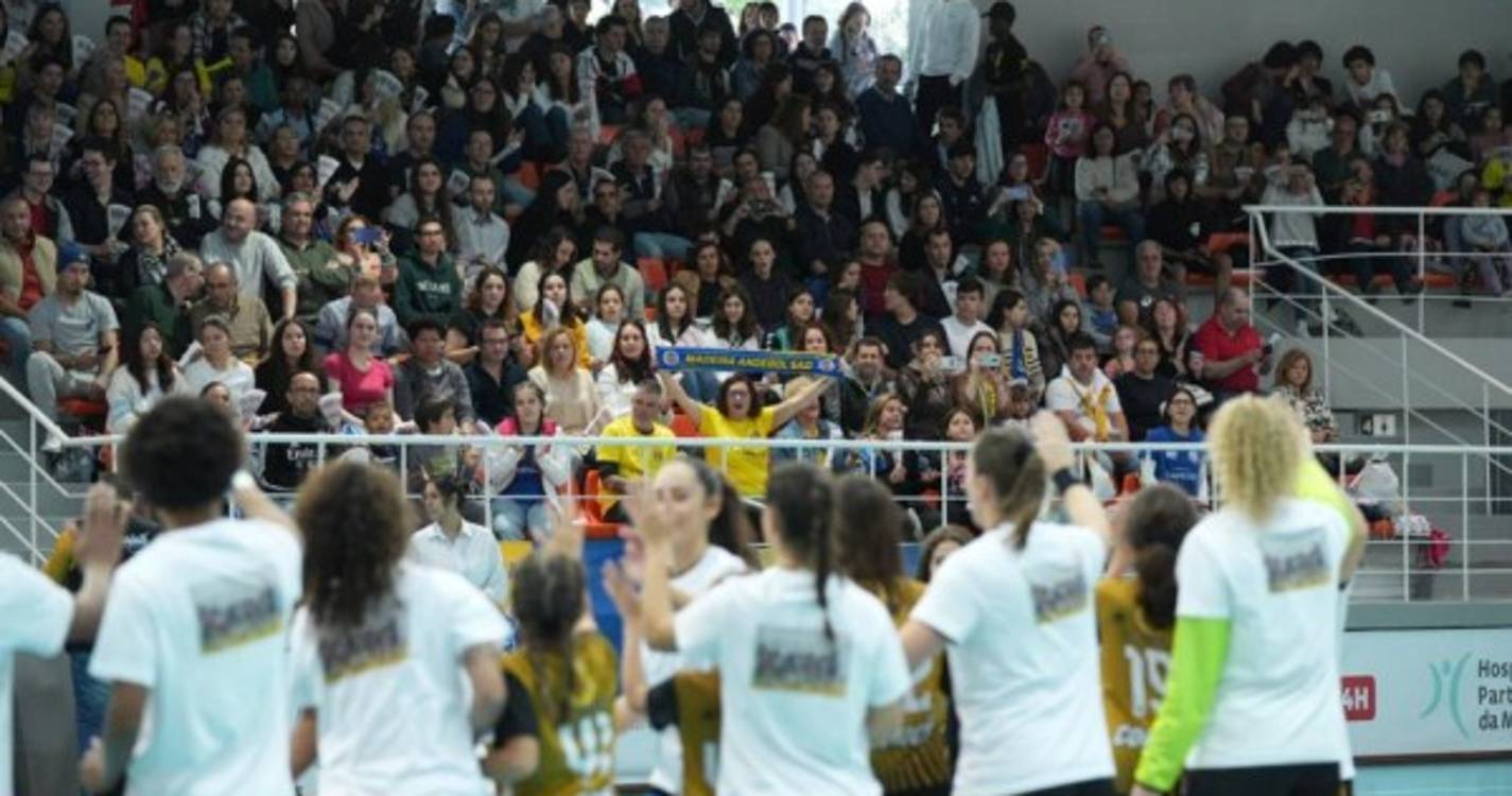 Casa cheia para assistir à partida entre o Madeira SAD e o Atlético Guardés (com fotos)