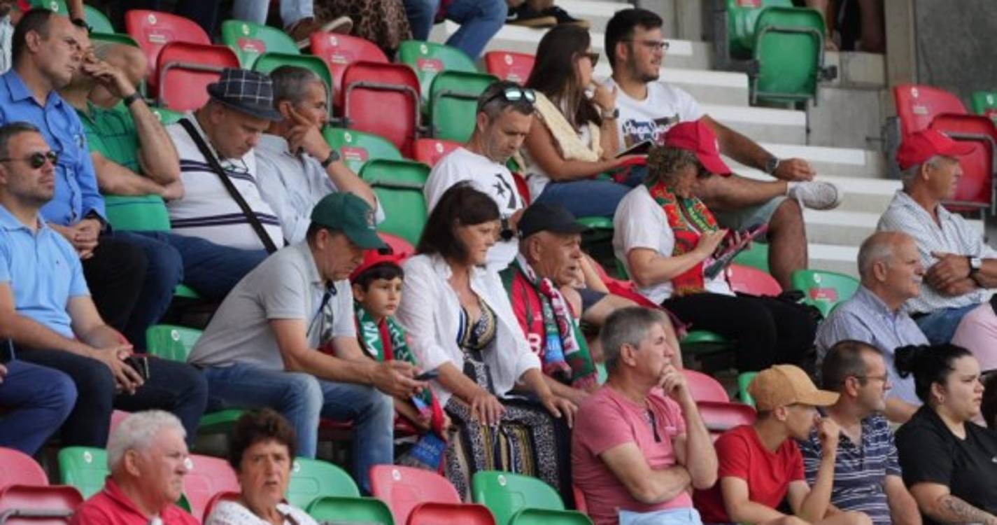 Veja quem está a assistir ao Marítimo-Guimarães (com fotos)