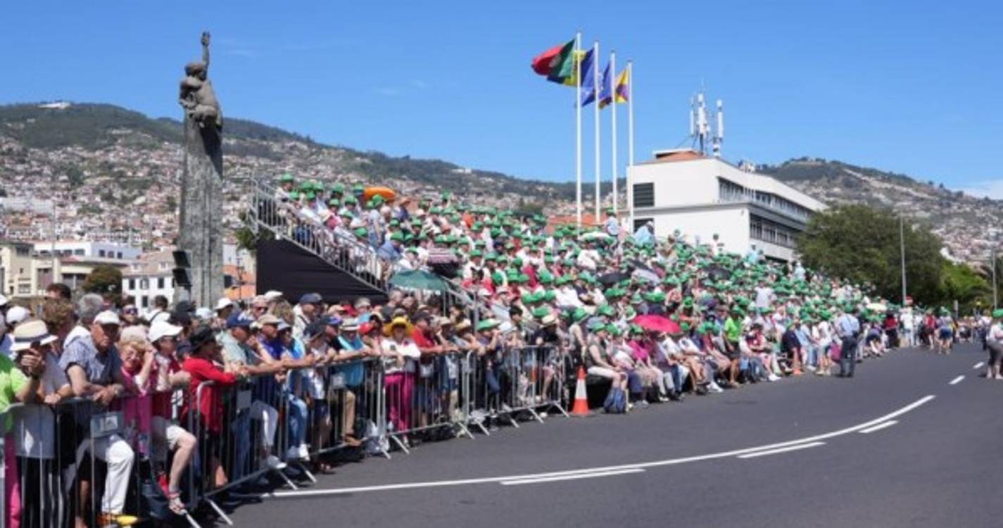 Festa da Flor: Veja quem está nas bancadas para assistir ao cortejo (com fotos)