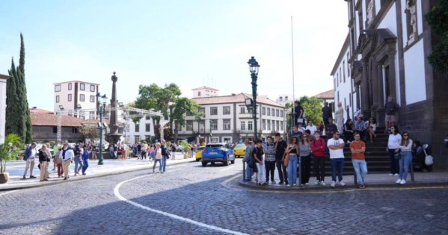 Largo do Município composto para ver os ferraris