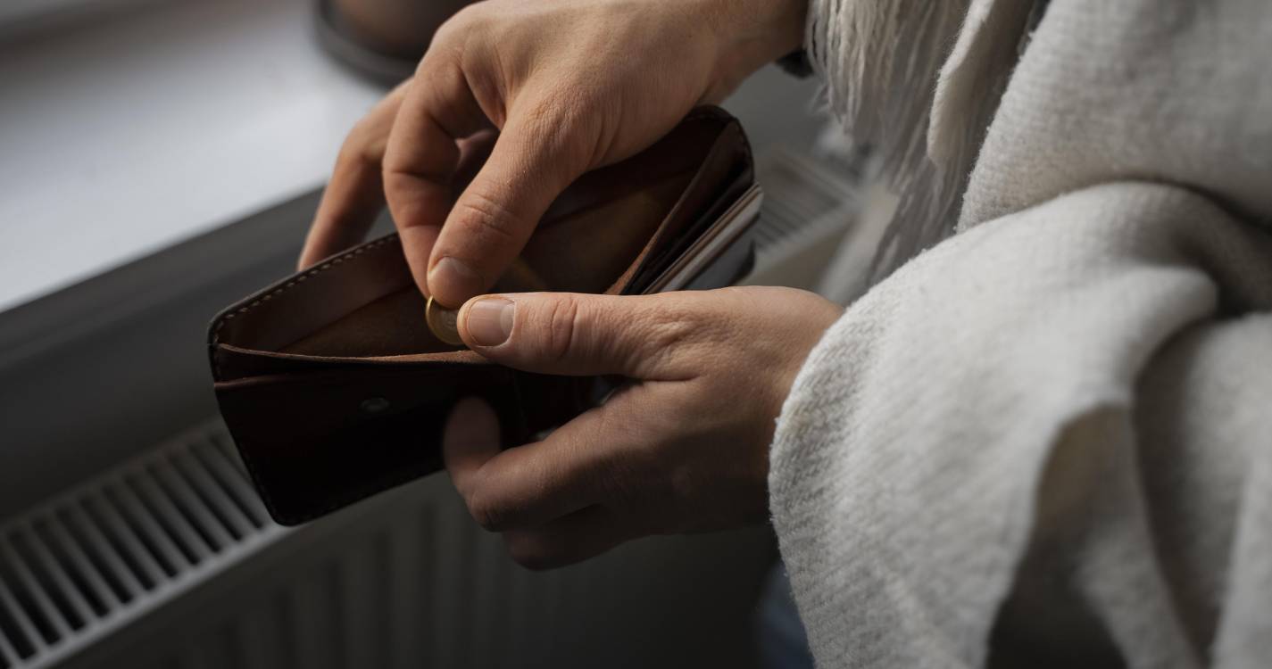 Mulheres com risco de pobreza superior aos homens por terem salários mais baixos