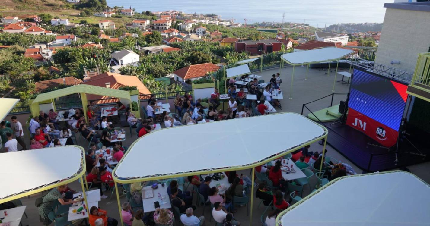 ’Fan zone’ bem composta e esperançosa (com fotos)