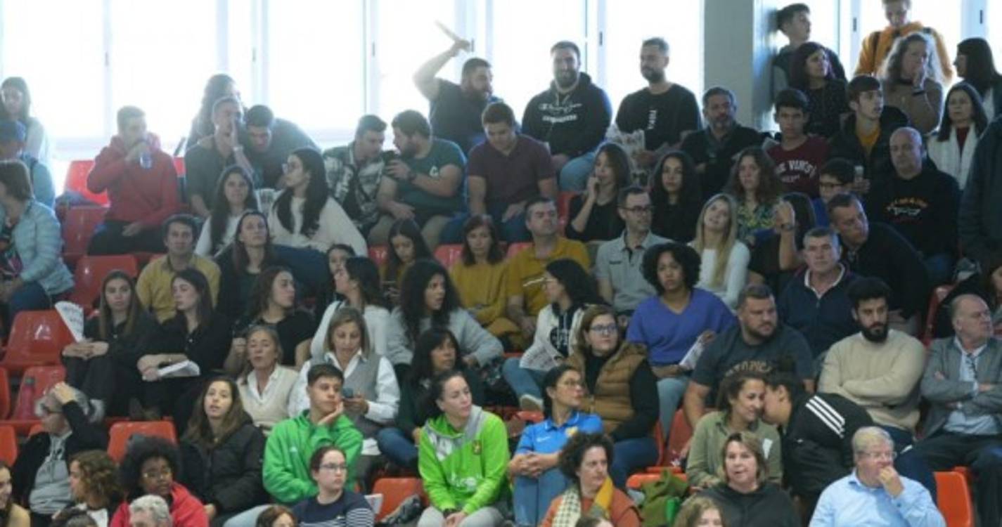 Casa cheia para assistir à partida entre o Madeira SAD e o Atlético Guardés (com fotos)