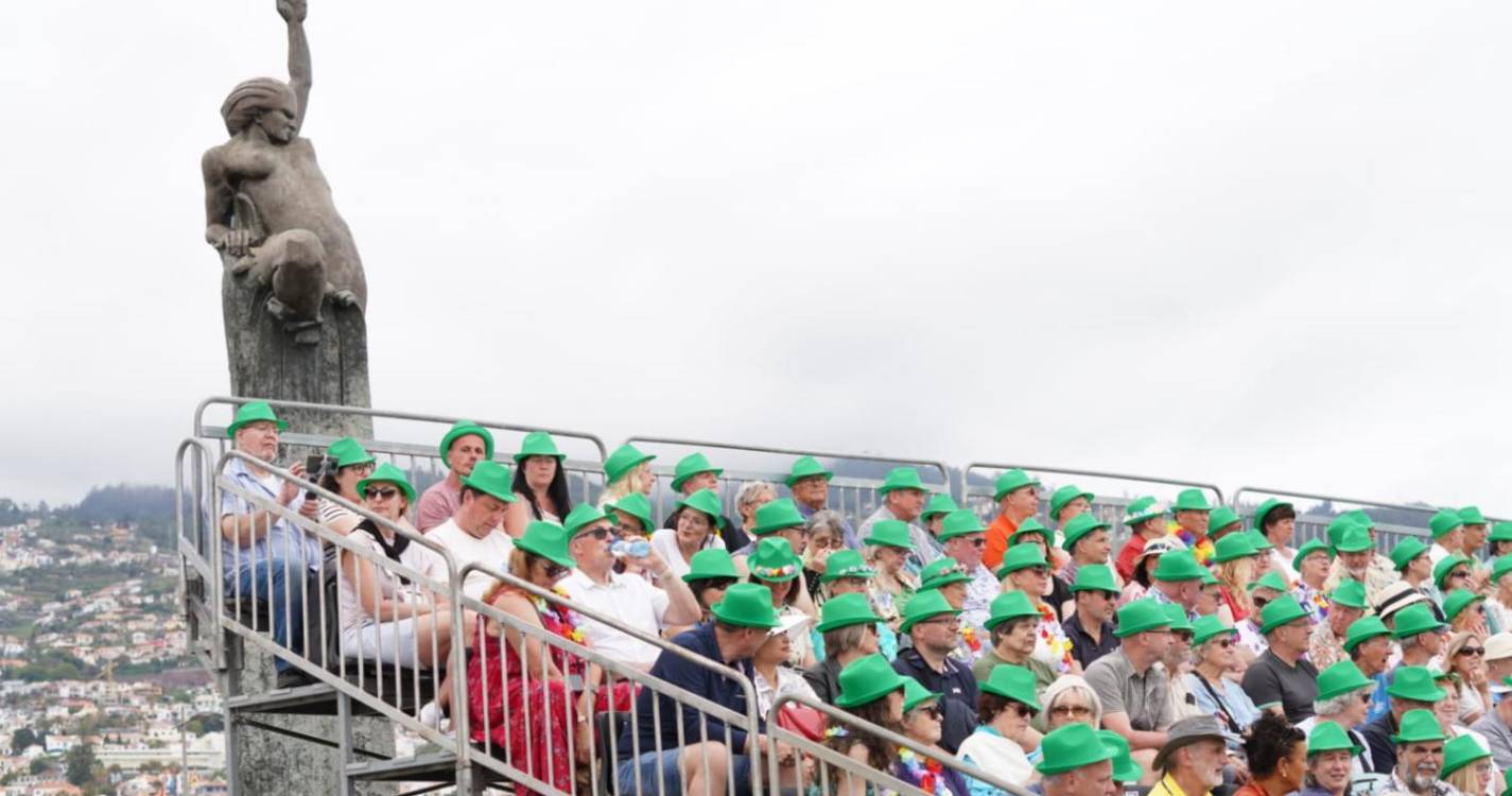 Milhares de residentes e turistas aguardam pelo Cortejo da Flor (com fotos)