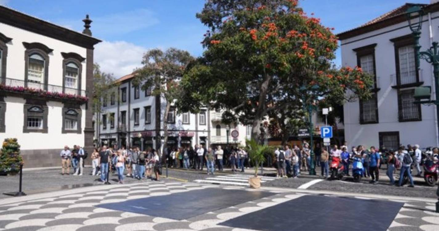 Largo do Município composto para ver os ferraris